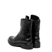 Stivaletto in nappa con cerniera.