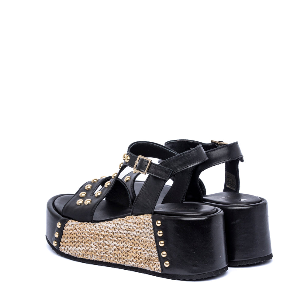 Sandalo zeppa con borchie in vitello nero