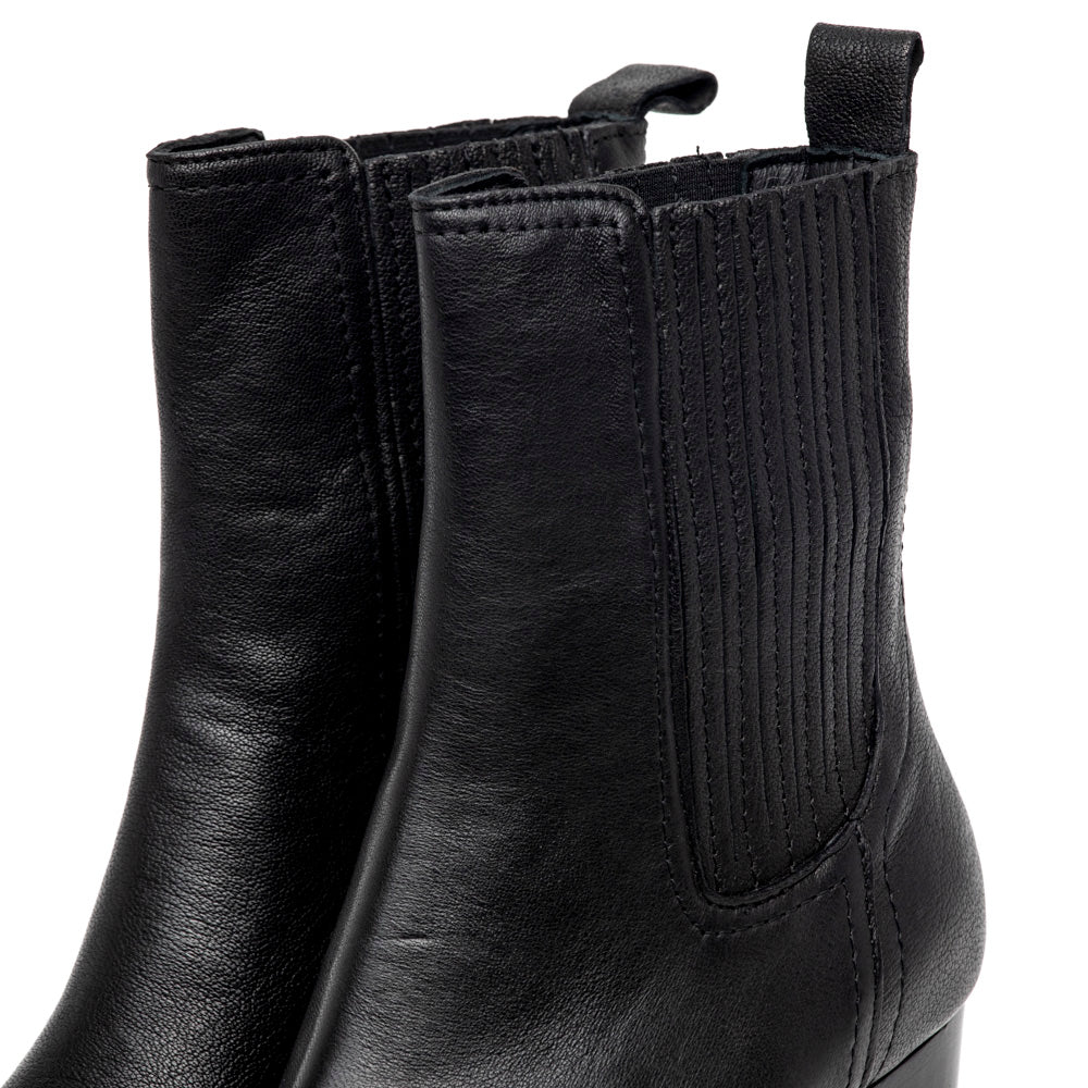 Stivaletto texano nero con elastici.