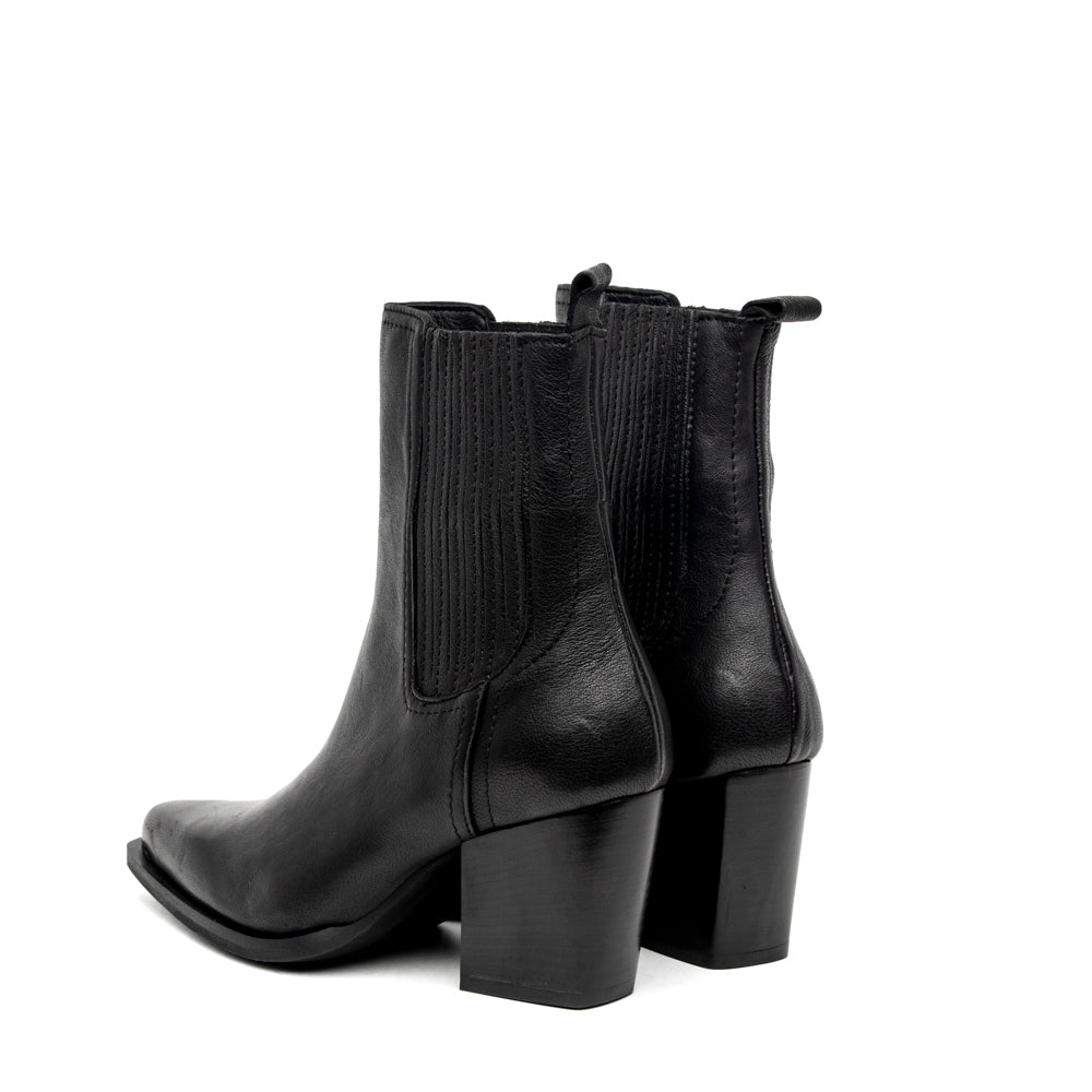 Stivaletto texano nero con elastici.