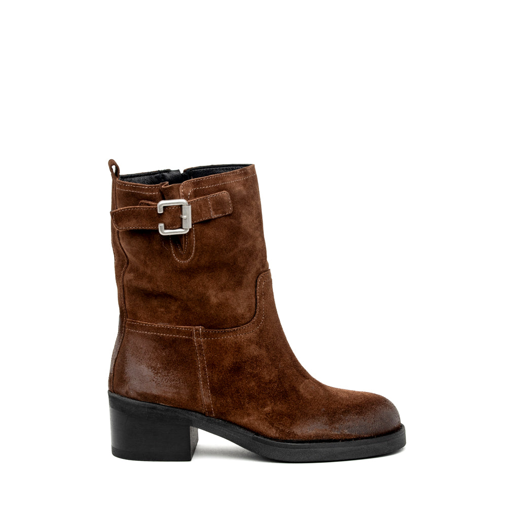 Stivaletto in pelle scamosciata.