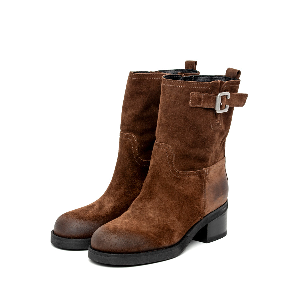 Stivaletto in pelle scamosciata.