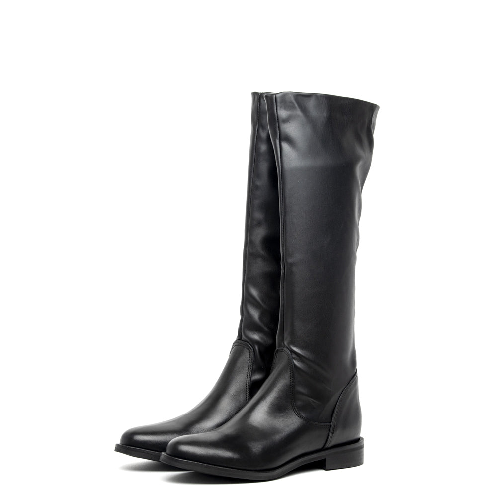 Stivale cavallerizzo in nappa con gambale elasticizzato.
