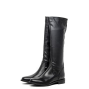 Stivale cavallerizzo in nappa con gambale elasticizzato.