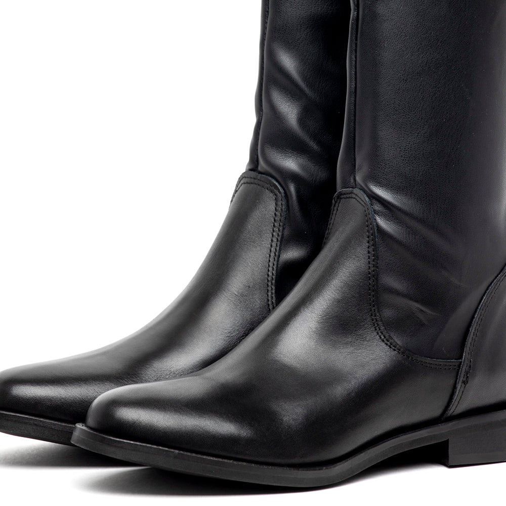 Stivale cavallerizzo in nappa con gambale elasticizzato.