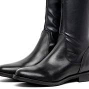 Stivale cavallerizzo in nappa con gambale elasticizzato.