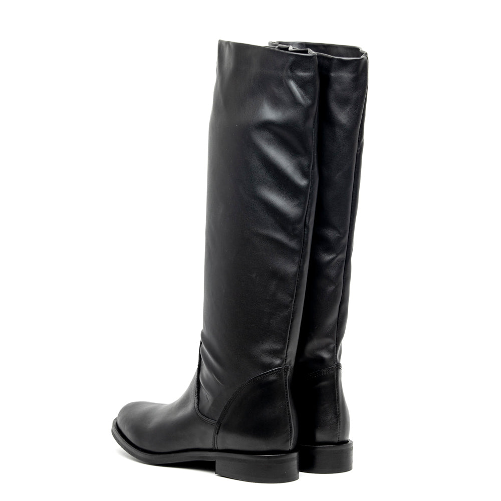 Stivale cavallerizzo in nappa con gambale elasticizzato.