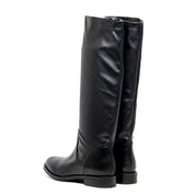Stivale cavallerizzo in nappa con gambale elasticizzato.