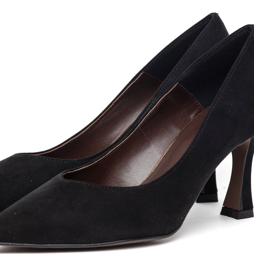 Décolleté in camoscio nero con scollo a cuore