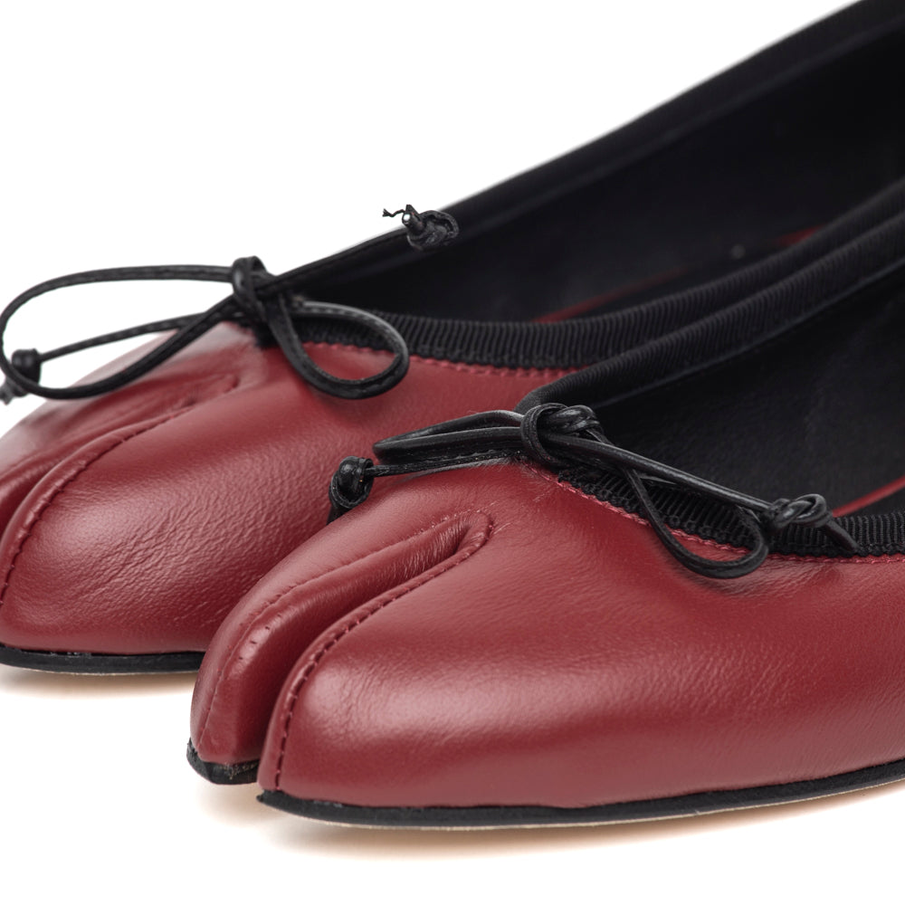 Ballerina tabi in pelle rossa con fiocchetto