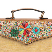 Borsa a mano clutch in rafia con applicazioni
