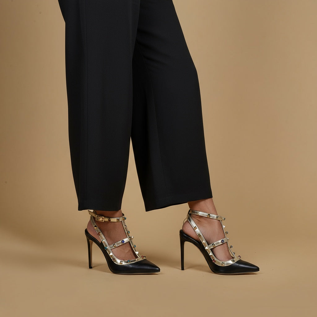 Slingback in pelle nera con borchie e cristalli.