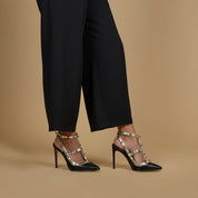 Slingback in pelle nera con borchie e cristalli.