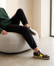 Sneakers in cavallino militare con stella