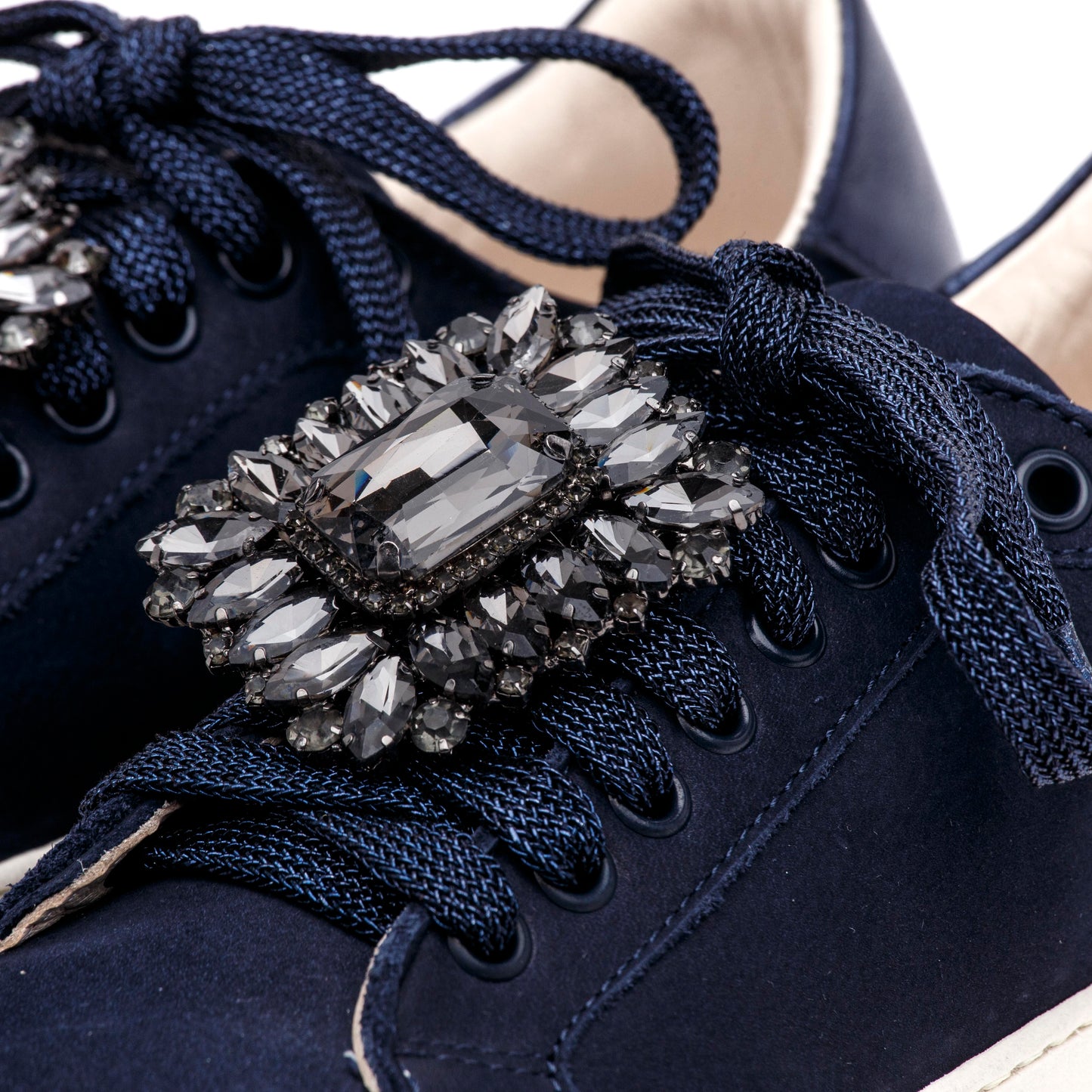 Sneakers in nabuk blu con accessorio.