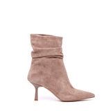 Stivaletto in pelle scamosciata rosa antico.