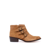 Stivaletto in pelle scamosciata con borchie.