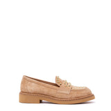 Mocassino in camoscio camel con borchie.