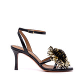 Sandalo in pelle con fiore.
