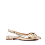 Slingback in lume platino con maxi fiocco.