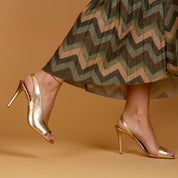 Sandalo in laminato oro con tacco.