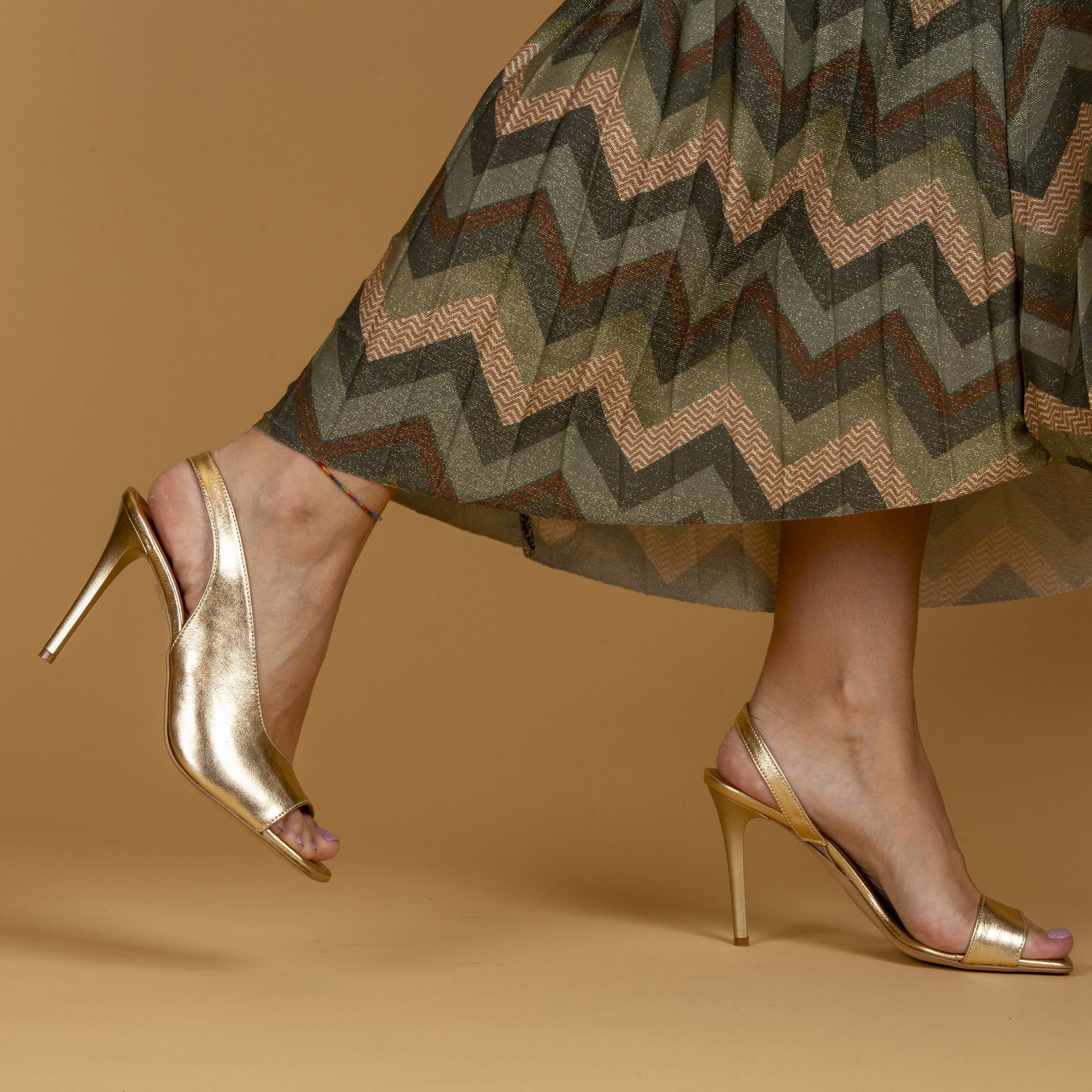 Sandalo in laminato oro con tacco.
