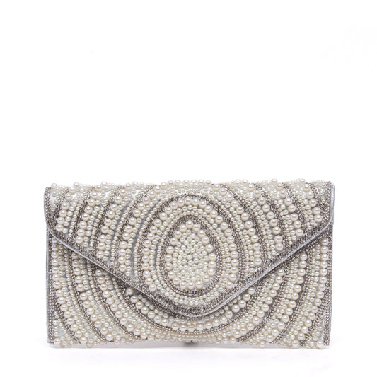 Pochette argento con perle.