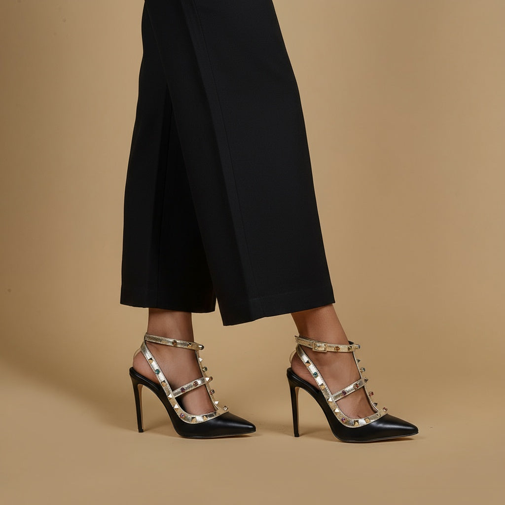 Slingback in pelle nera con borchie e cristalli.