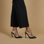 Slingback in pelle nera con borchie e cristalli.