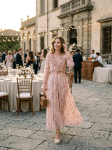 Abito lungo elegante in fantasia floreale.