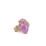 Anello con pietra lilla.