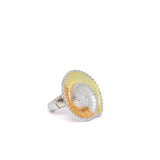 Anello etnico con sfumatura arancio giallo.