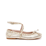 Ballerina in nappa laminata con borchie.