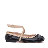 Ballerina in nappa nera con borchie oro.