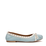 Ballerina in pelle azzurra con borchie.