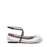 Ballerina in pelle laminata argento con borchie.