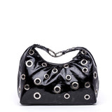 Borsa a mano in pelle nera con anelli.