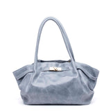 Borsa a spalla in pelle lucida color polvere.