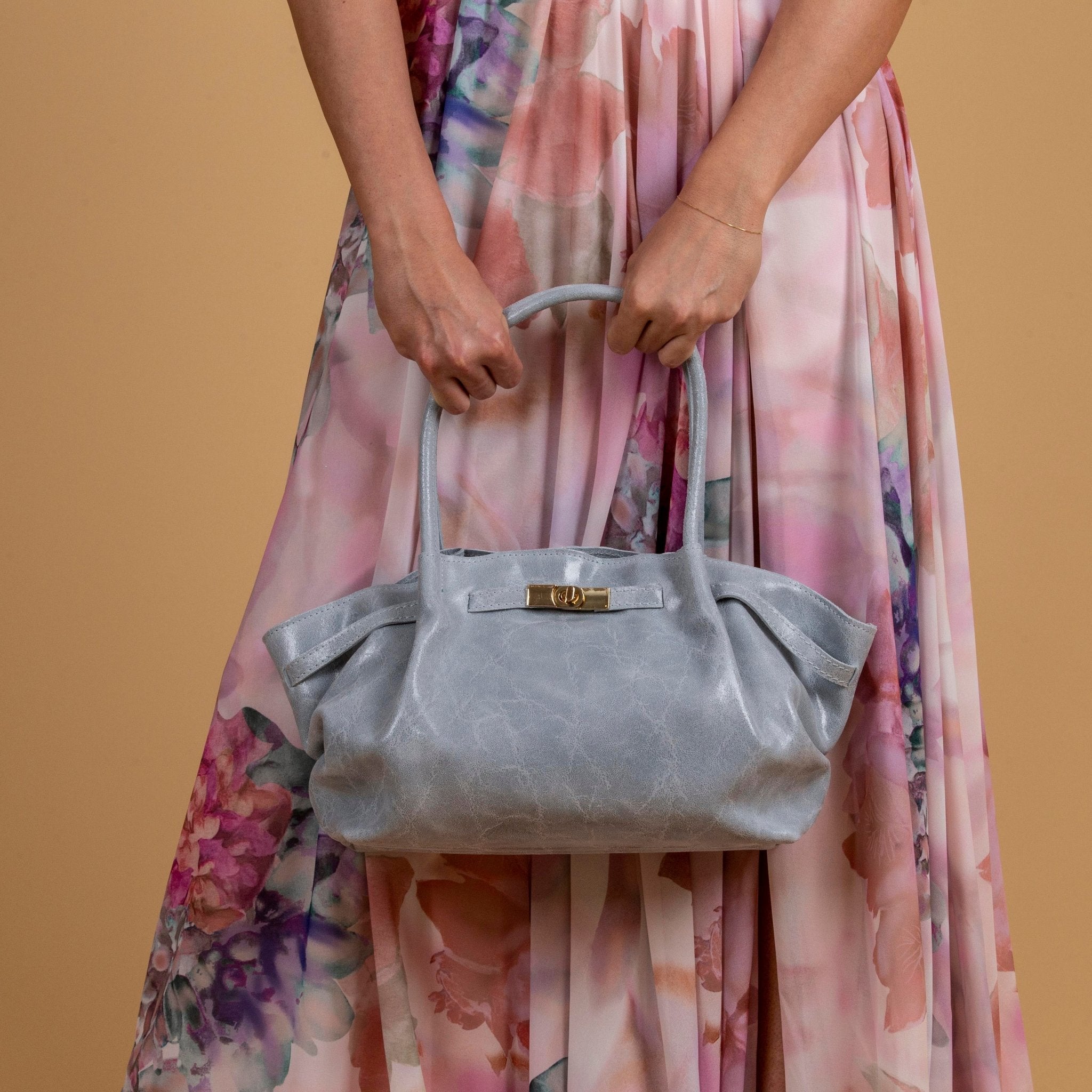 Borsa a spalla in pelle lucida color polvere. - TreemmeCreazioni