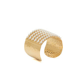 Bracciale rigido dorato con perle.
