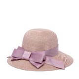 Cappello in paglia con fiocco.