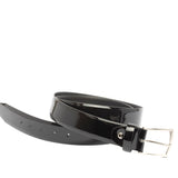 Cintura in pelle verniciata nera.