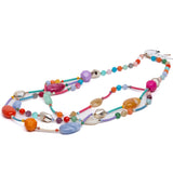 Collana a più fili con applicazioni di pietre colorate.