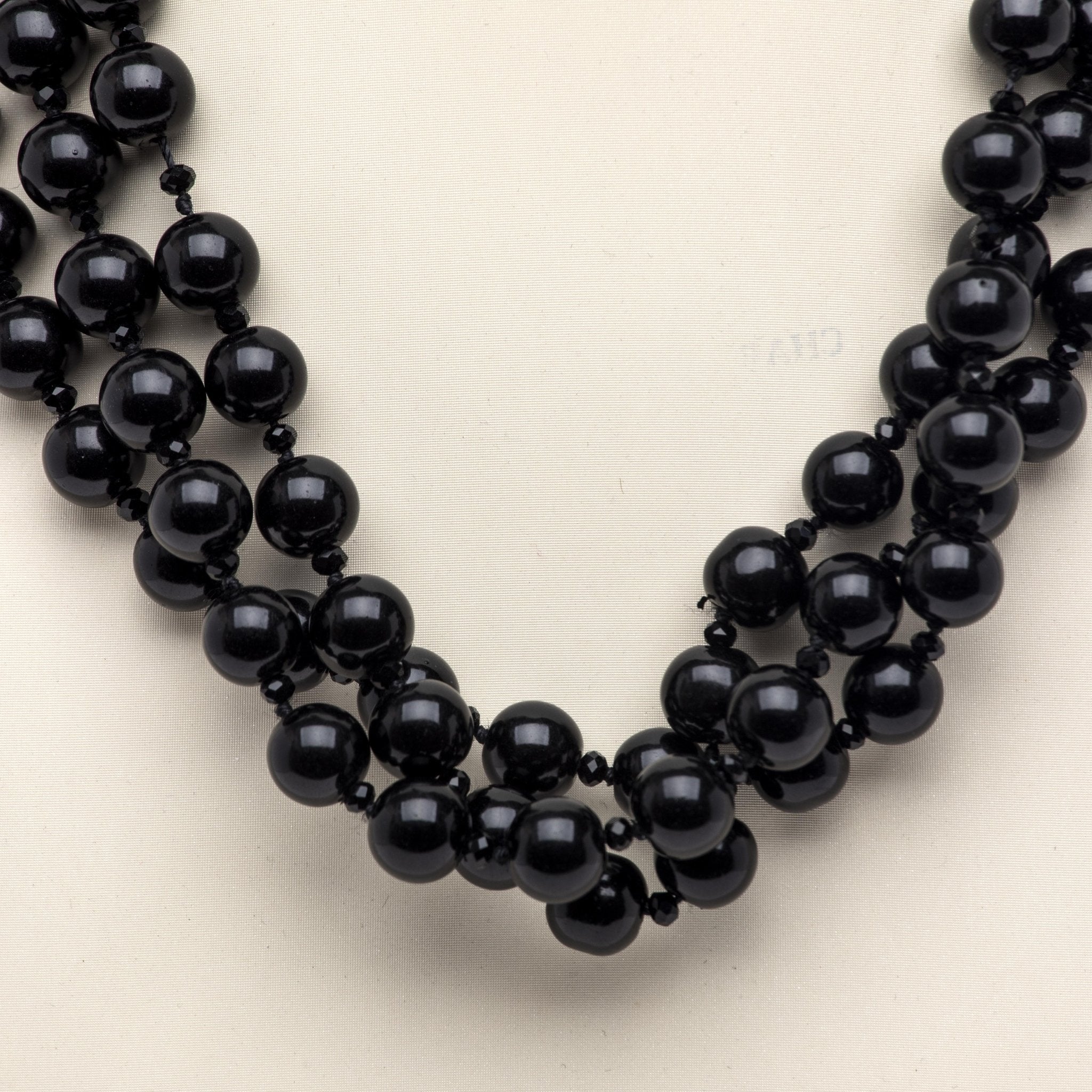 Collana con filo unico di perle nere. - TreemmeCreazioni