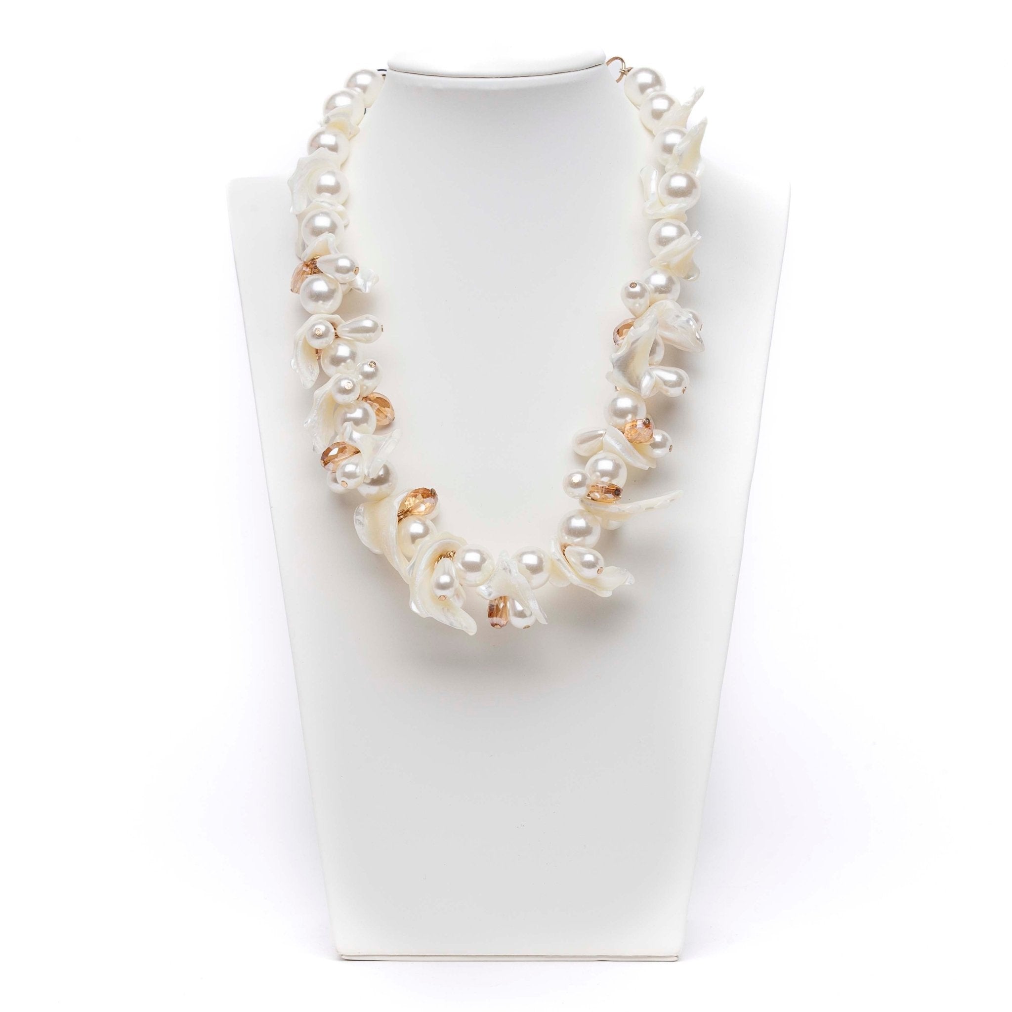 Collana con perle e applicazioni. - TreemmeCreazioni