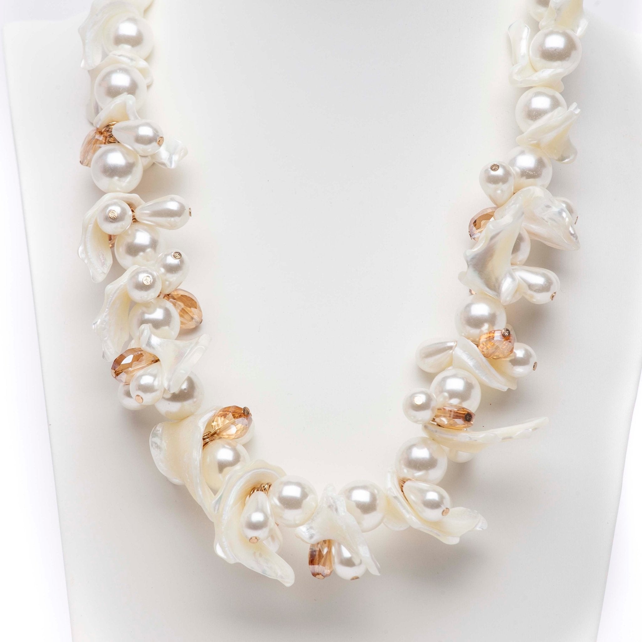 Collana con perle e applicazioni. - TreemmeCreazioni