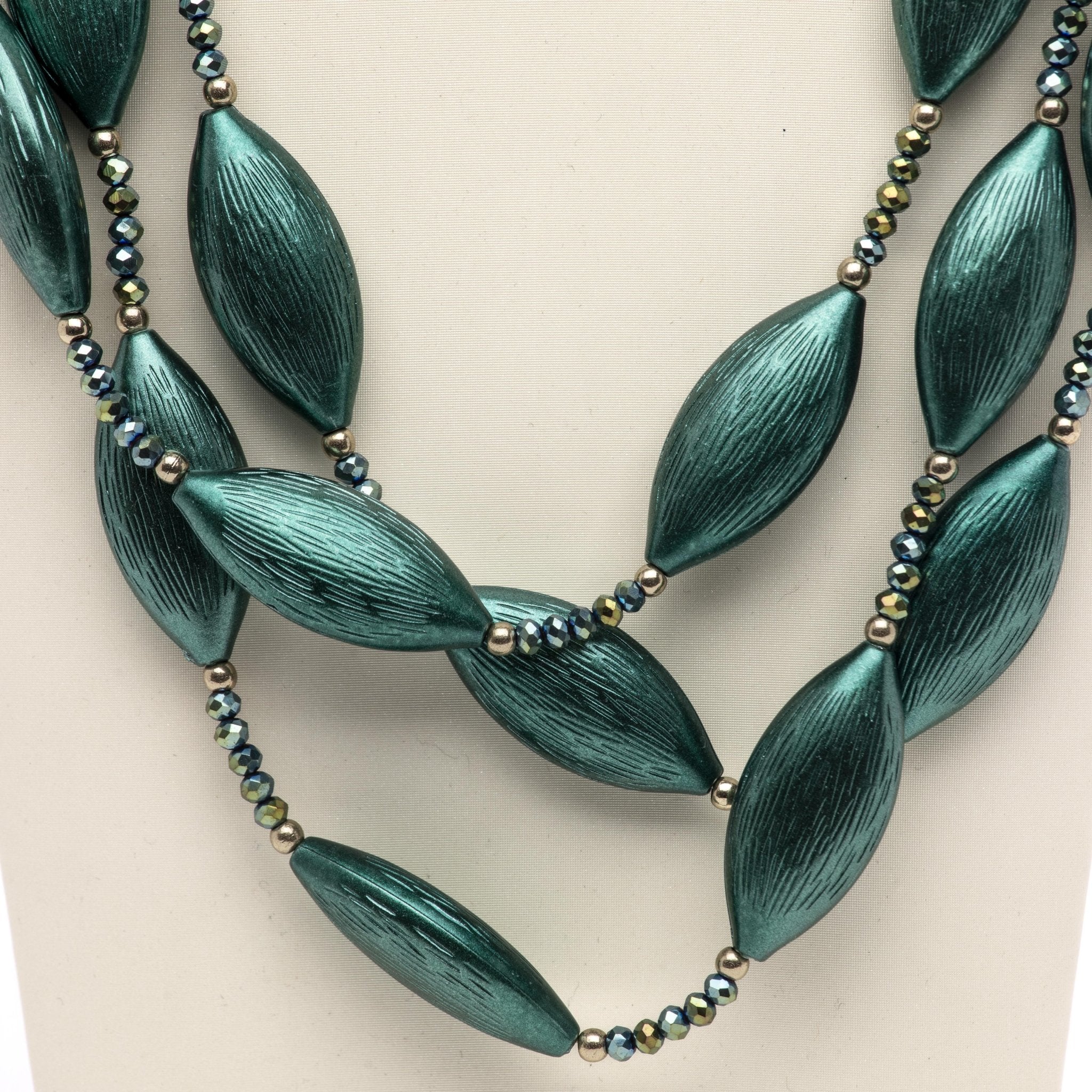 Collana con triplo filo a pietre verdi. - TreemmeCreazioni