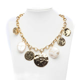 Collana dorata con charms applicati.