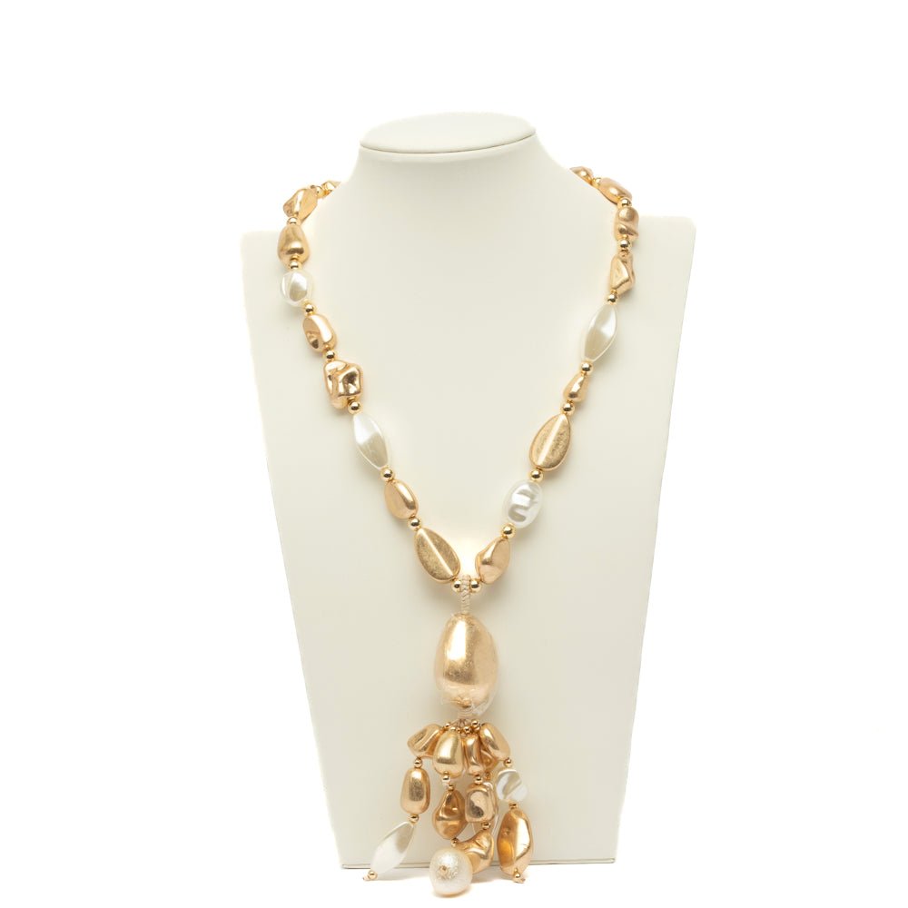 Collana dorata con perle cipria, bianco e oro. - TreemmeCreazioni