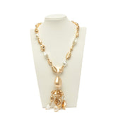 Collana dorata con perle cipria, bianco e oro.